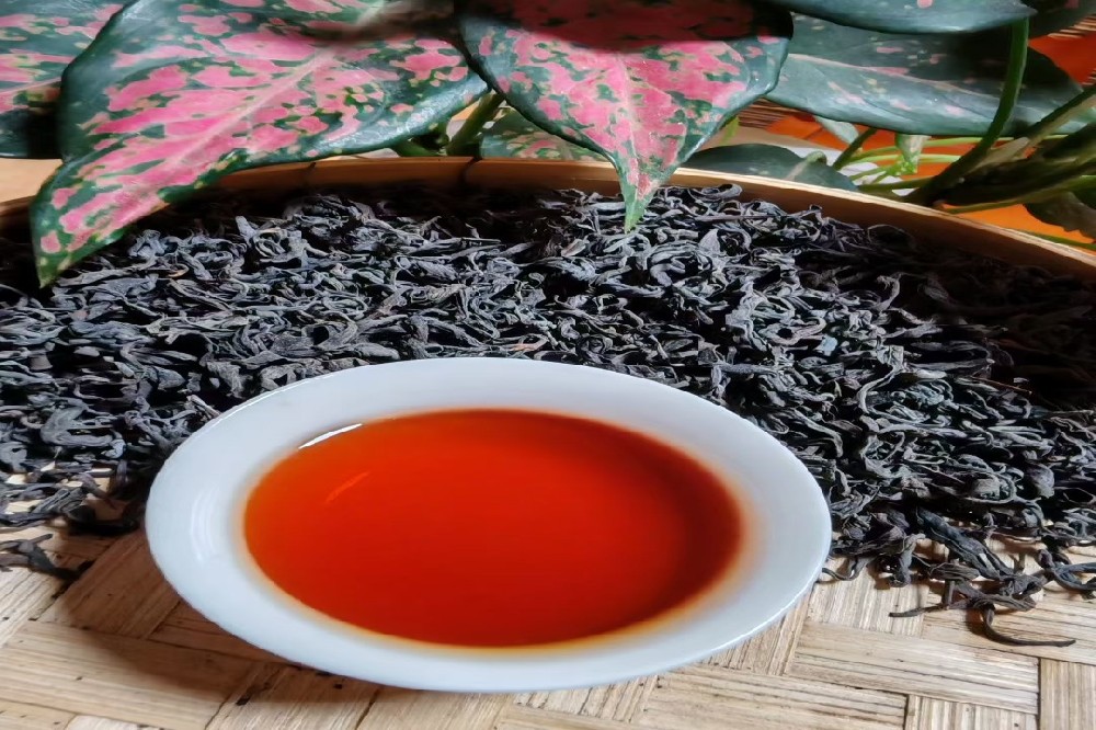 探秘六堡茶消食解腻原理：一杯“黑宝石”如何成为餐桌上的健康伴侣