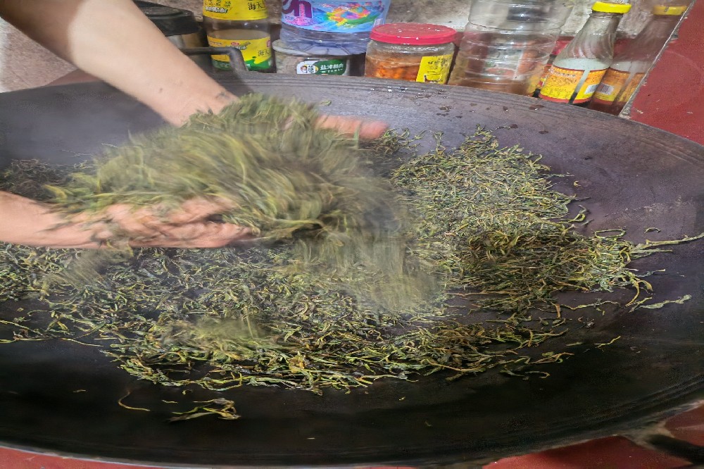 低温杀青：六堡茶独特风味形成的核心技术解析