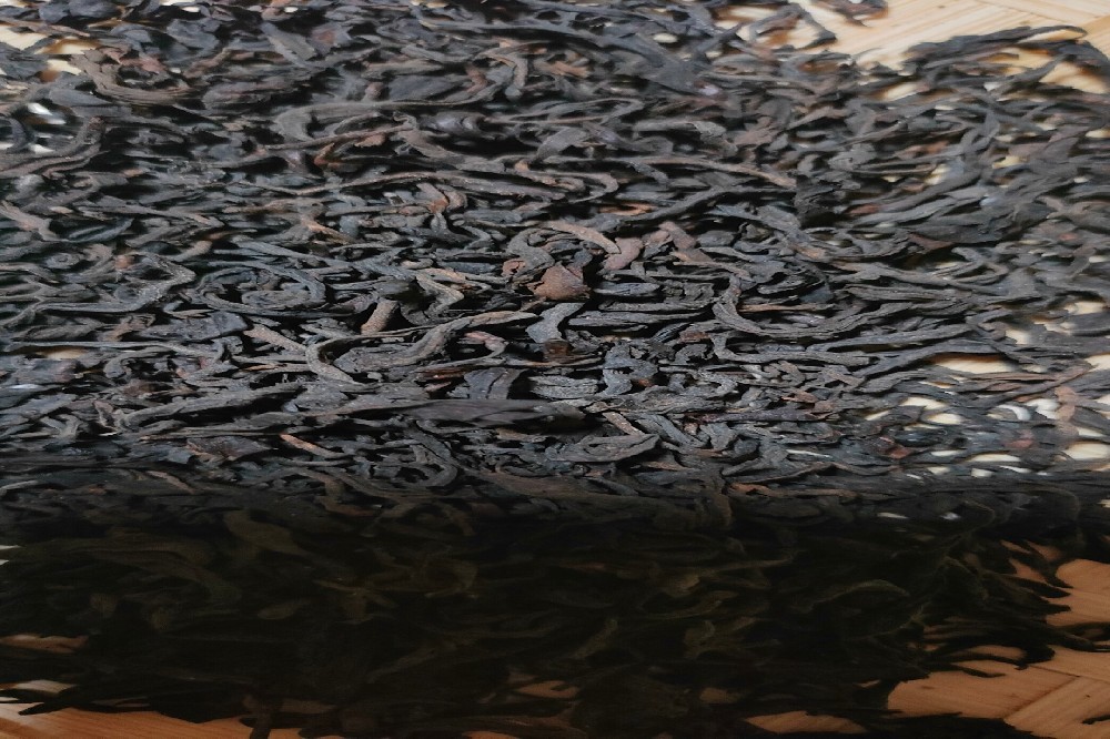 苍梧六堡茶不仅以其“红、浓、陈、醇”的独特品质著称，更因其显著的养生功效而备受推崇，被誉为“可以喝的古董”。其养生作用根植于中国传统的养生哲学，并得到了现代科学研究的逐步验证。