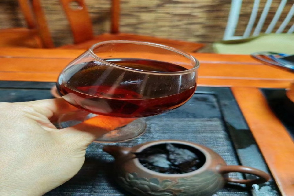 双蒸双压：解密山塘岐六堡茶的制作精髓，品味时间沉淀的茶香